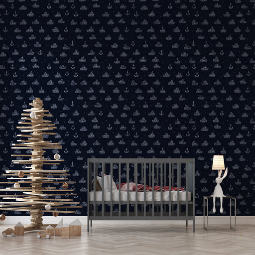 Une chambre d'enfant avec un papier peint marin bleu nuit orné de motifs de bateaux et d'ancres, créant une ambiance ludique et apaisante.
