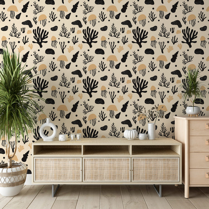 Une pièce moderne avec un papier peint aux motifs marins en noir et doré sur fond beige, créant une atmosphère apaisante et naturelle.