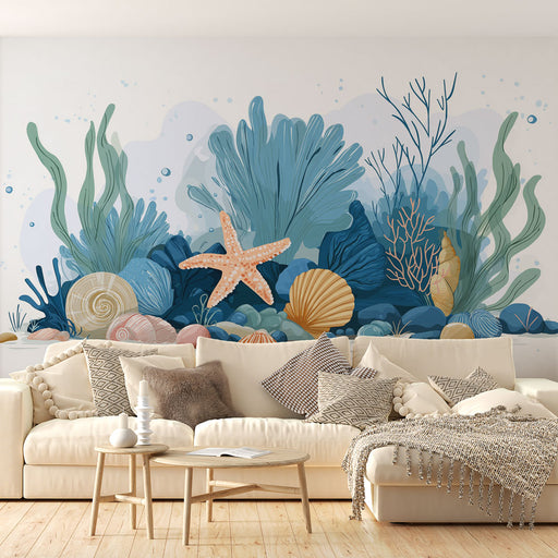 Un salon lumineux avec un papier peint marin représentant des coraux, des coquillages et une étoile de mer, évoquant une ambiance apaisante et estivale.