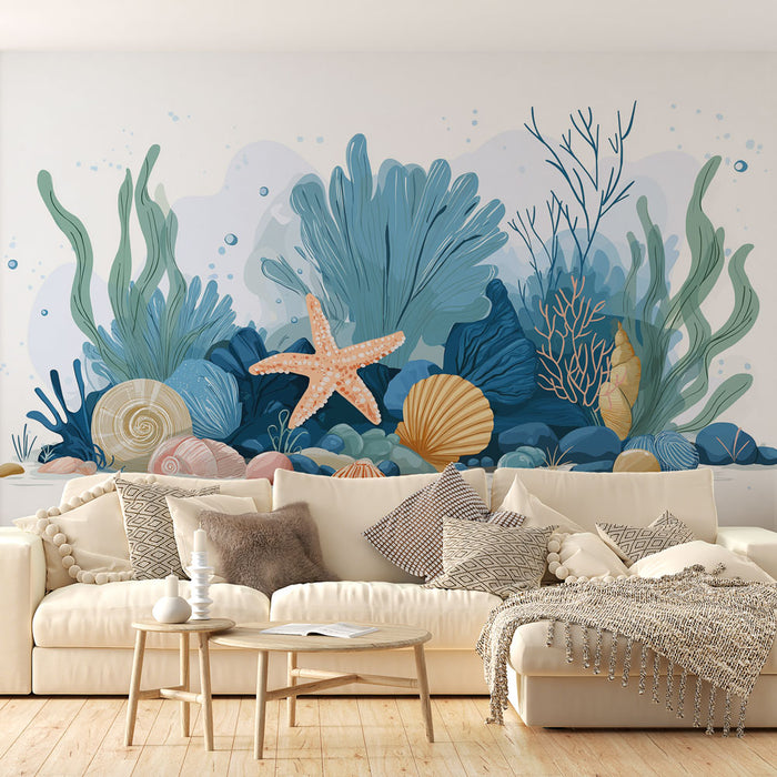 Un salon lumineux avec un papier peint marin représentant des coraux, des coquillages et une étoile de mer, évoquant une ambiance apaisante et estivale.