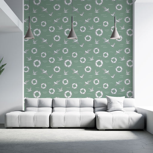 Un salon moderne avec un papier peint vert doux orné de motifs de canards et de bouées de sauvetage, créant une ambiance estivale et rafraîchissante.