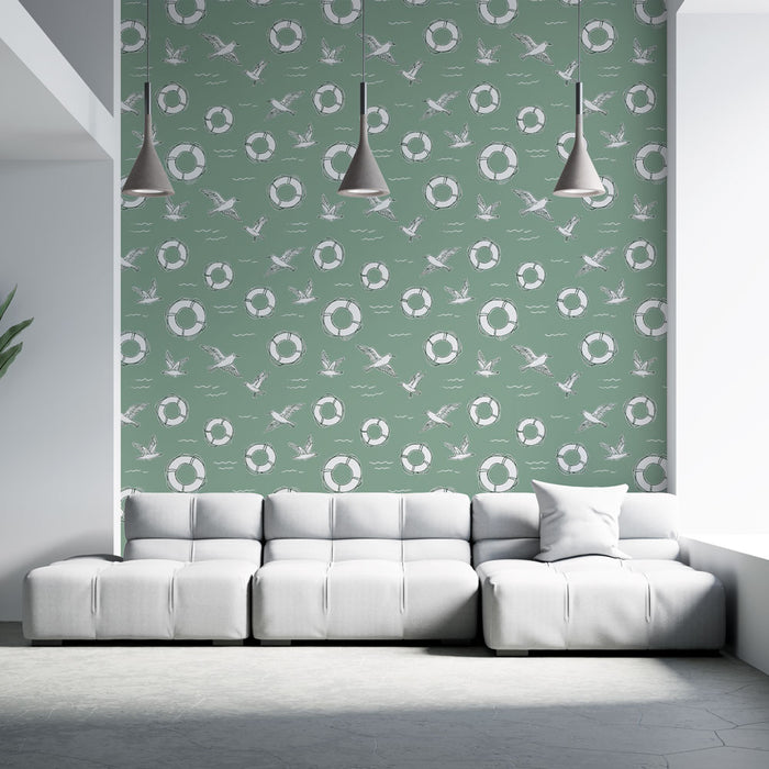 Un salon moderne avec un papier peint vert doux orné de motifs de canards et de bouées de sauvetage, créant une ambiance estivale et rafraîchissante.
