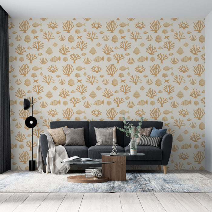 Un salon contemporain avec un papier peint aux motifs marins beige et doré, évoquant une ambiance apaisante et naturelle grâce à des coraux et des poissons stylisés.