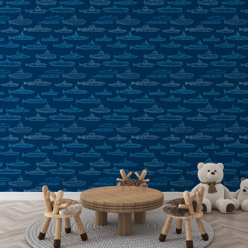 Une chambre d'enfant avec un papier peint marin bleu nuit illustrant divers sous-marins et bateaux dans des teintes claires, créant une atmosphère ludique et apaisante.