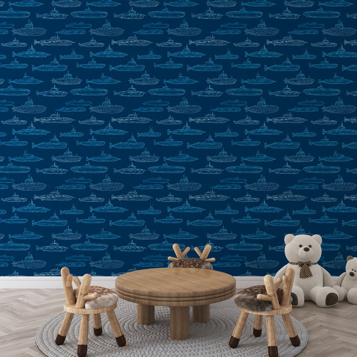 Une chambre d'enfant avec un papier peint marin bleu nuit illustrant divers sous-marins et bateaux dans des teintes claires, créant une atmosphère ludique et apaisante.