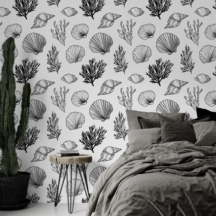 Une chambre moderne avec un papier peint illustré de coquillages et de coraux noirs sur fond blanc, créant une atmosphère marine et apaisante.