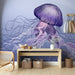 Une salle de séjour moderne avec un papier peint représentant une méduse stylisée dans des teintes violettes sur fond dégradé bleu, créant une ambiance apaisante et artistique.
