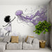 Une chambre moderne avec un papier peint illustratif représentant une jeune fille et une méduse aux teintes violettes, créant une ambiance rêveuse et artistique.