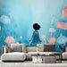Un salon moderne avec un papier peint aquatique représentant une jeune fille face à des méduses colorées sur fond bleu, créant une atmosphère rêveuse et apaisante.