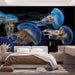 Une chambre moderne avec un papier peint représentant des méduses bleues éclatantes sur fond noir, créant une ambiance marine et apaisante.