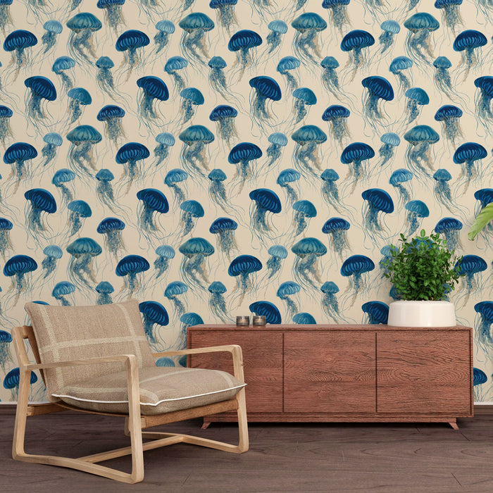 Une salle de séjour avec un papier peint représentant des méduses en nuances de bleu sur fond crème, créant une ambiance marine apaisante et originale.