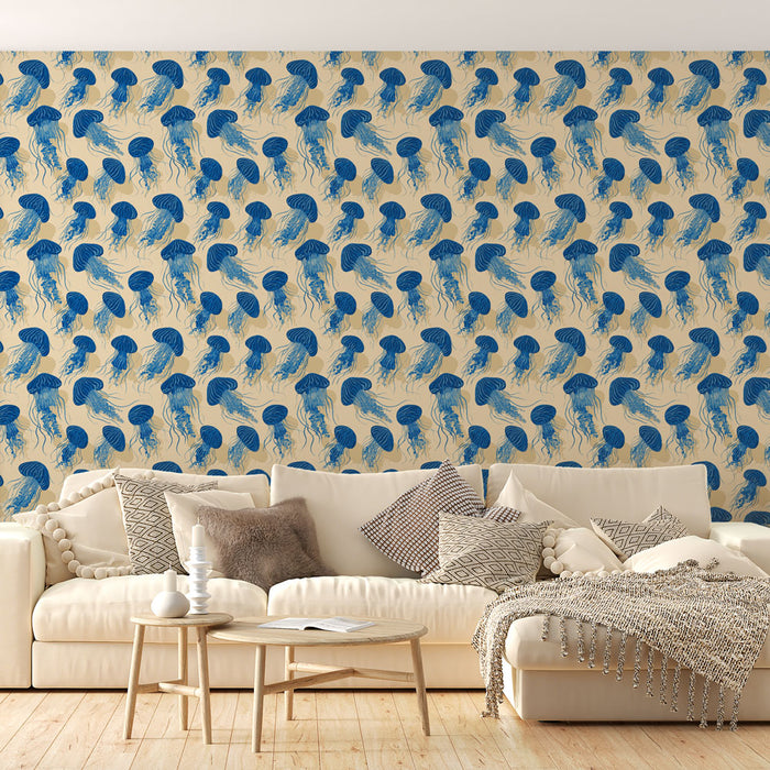 Un salon lumineux avec un papier peint illustrant des méduses bleues sur fond beige, créant une ambiance marine et apaisante.