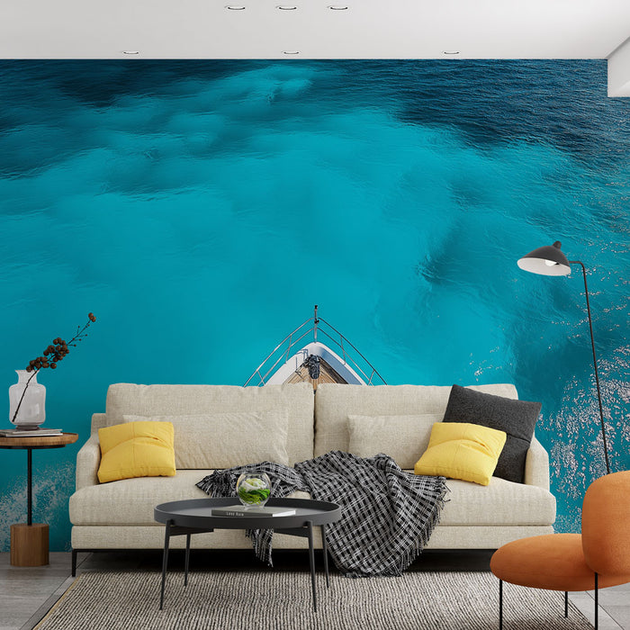 Un salon moderne avec un papier peint représentant une vue aérienne de la mer turquoise, évoquant une atmosphère apaisante et estivale.