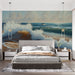 Une chambre moderne avec un papier peint représentant une mer agitée, des vagues dynamiques et des nuances de bleu et beige évoquant une atmosphère apaisante et marine.