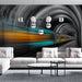 Un salon contemporain avec un papier peint représentant un tunnel de métro en noir et blanc, où un train vibrant aux teintes turquoise et orange évoque une atmosphère dynamique et urbaine.