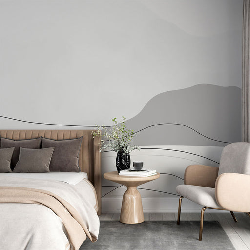Une chambre moderne avec un papier peint aux nuances de gris et des lignes fluides créant une ambiance apaisante et contemporaine.