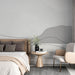 Une chambre moderne avec un papier peint aux nuances de gris et des lignes fluides créant une ambiance apaisante et contemporaine.