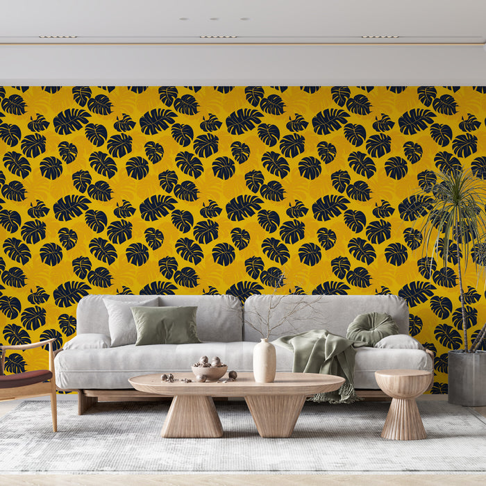 Un salon contemporain avec un papier peint tropical jaune vif orné de grandes feuilles noires, créant une ambiance chaleureuse et dynamique.