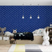 Une chambre d'enfant avec un papier peint bleu marine orné de motifs ludiques de visages souriants, créant une ambiance joyeuse et accueillante.