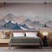 Une chambre moderne avec un papier peint représentant des montagnes stylisées dans des teintes douces de bleu et rose, créant une atmosphère apaisante et rêveuse.