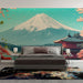 Une chambre moderne avec un papier peint représentant le mont Fuji et un temple japonais, aux teintes pastel évoquant une atmosphère sereine et contemplative.