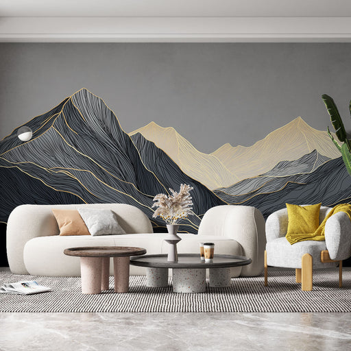 Un salon moderne avec un papier peint représentant des montagnes stylisées en noir et or sur fond gris, créant une ambiance élégante et apaisante.