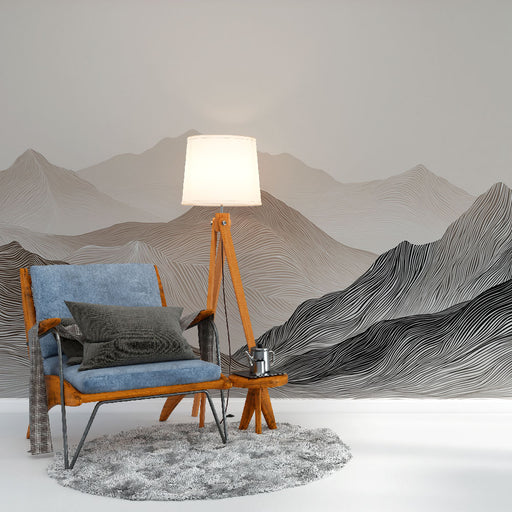 Un salon moderne avec un papier peint représentant des montagnes stylisées en lignes noires et grises, créant une ambiance apaisante et contemporaine.