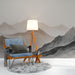 Un salon moderne avec un papier peint représentant des montagnes stylisées en lignes noires et grises, créant une ambiance apaisante et contemporaine.