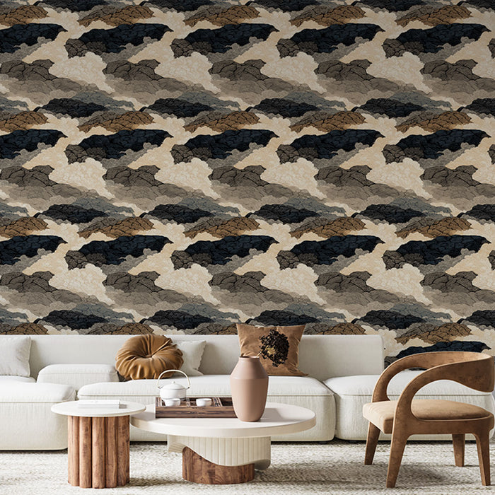 Un salon moderne avec un papier peint aux motifs abstraits de vagues dans des teintes de beige, brun, noir et gris, créant une ambiance chaleureuse et élégante.