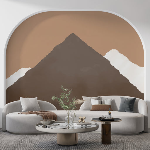 Un salon moderne avec un papier peint représentant des montagnes stylisées dans des teintes terreuses, créant une ambiance chaleureuse et apaisante.