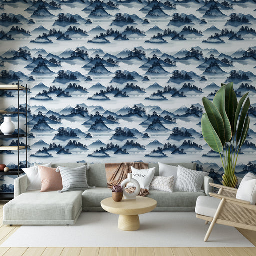 Un salon moderne avec un papier peint représentant des paysages montagneux en nuances de bleu, créant une ambiance apaisante et contemplative.