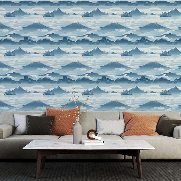 Un salon élégant avec un papier peint représentant des montagnes en dégradés de bleu, créant une atmosphère apaisante et rêveuse.