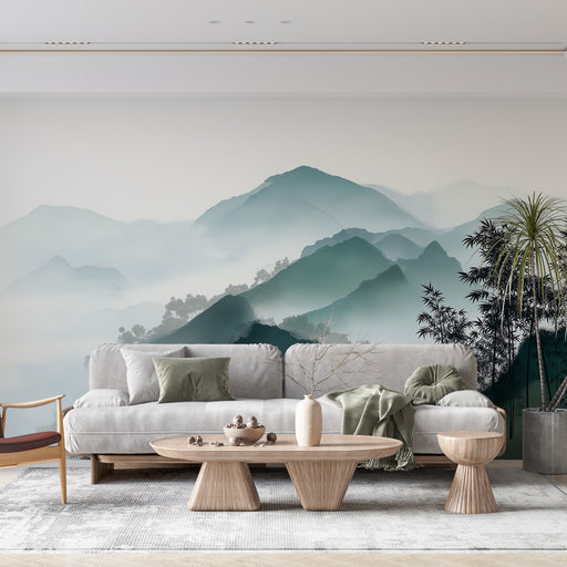 Un salon moderne avec un papier peint représentant des montagnes brumeuses dans des teintes de vert et de bleu, créant une atmosphère apaisante et naturelle.