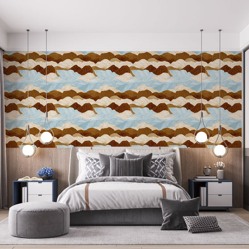 Une chambre moderne avec un papier peint aux motifs ondulés dans des teintes marron, crème et bleu, créant une ambiance chaleureuse et apaisante.