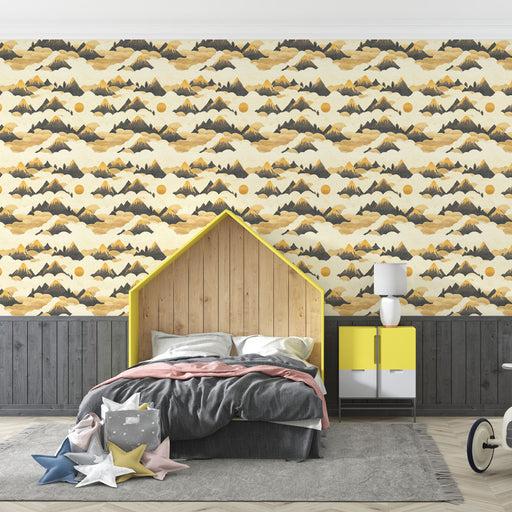 Une chambre moderne avec un papier peint représentant des montagnes stylisées en noir et jaune sur fond crème, créant une atmosphère chaleureuse et apaisante.