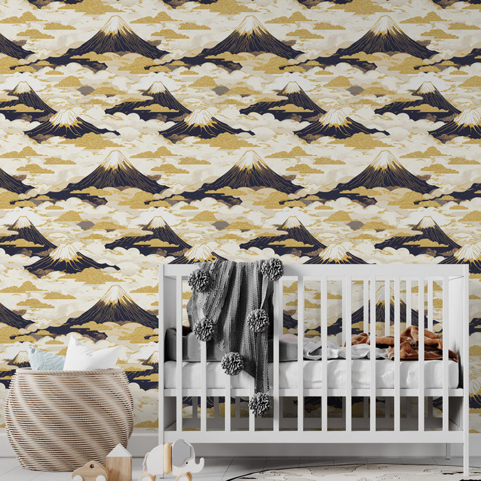 Une chambre d'enfant avec un papier peint représentant des montagnes majestueuses aux teintes dorées et bleues sur fond clair, créant une atmosphère apaisante et inspirante.