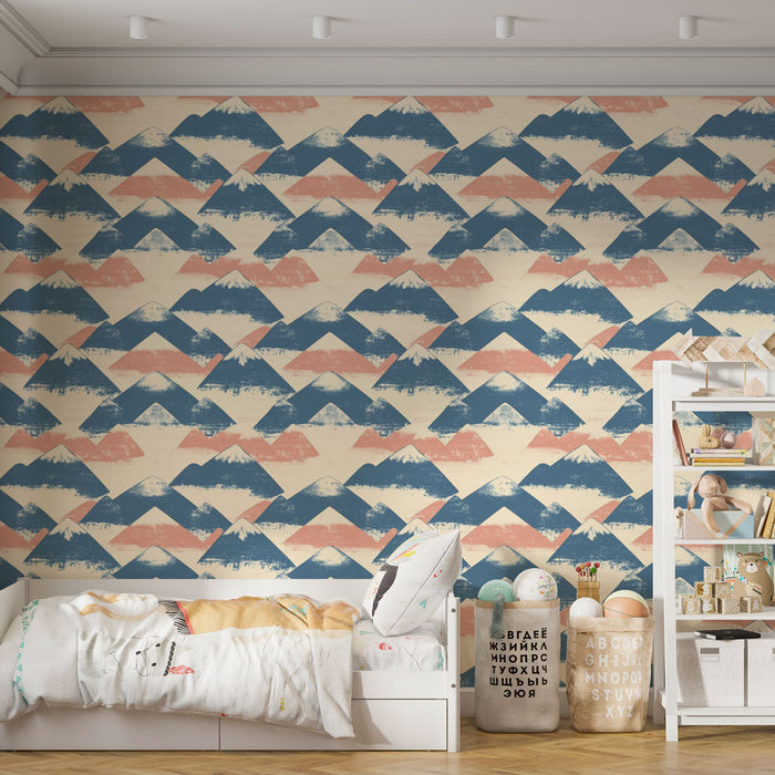Une chambre d'enfant avec un papier peint aux motifs de montagnes stylisées en bleu, rose et beige, créant une ambiance ludique et apaisante.