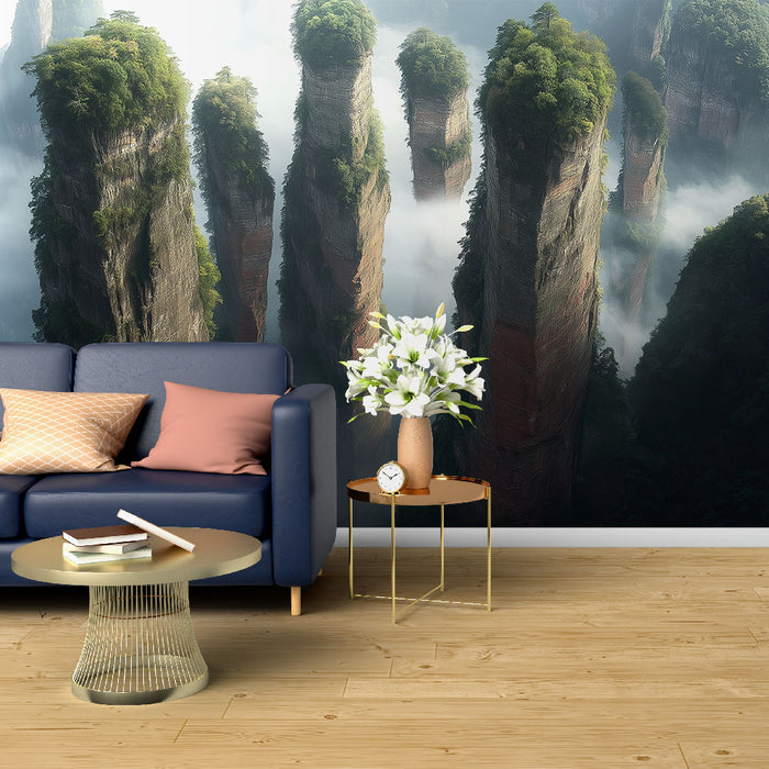 Papier peint montagnes mystiques avec piliers rocheux entourés de brume et de verdure pour salon moderne
