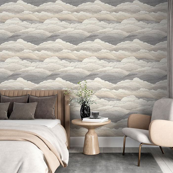 Une chambre élégante avec un papier peint aux motifs de nuages en dégradés de gris et beige, créant une atmosphère apaisante et moderne.