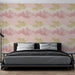 Une chambre moderne avec un papier peint représentant des montagnes stylisées en rose et vert, créant une ambiance douce et apaisante.