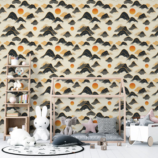 Une chambre d'enfant avec un papier peint représentant des montagnes stylisées en noir, or et rouge sur fond crème, créant une atmosphère ludique et apaisante.