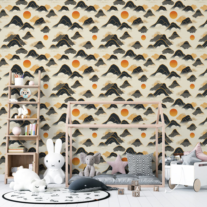 Une chambre d'enfant avec un papier peint représentant des montagnes stylisées en noir, or et rouge sur fond crème, créant une atmosphère ludique et apaisante.