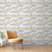 Une pièce moderne avec un papier peint graphique en zigzag mêlant des motifs de montagnes grises et dorées sur fond blanc, créant une ambiance dynamique et élégante.
