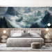 Papier peint paysage montagneux brumeux avec sommets majestueux pour chambre moderne