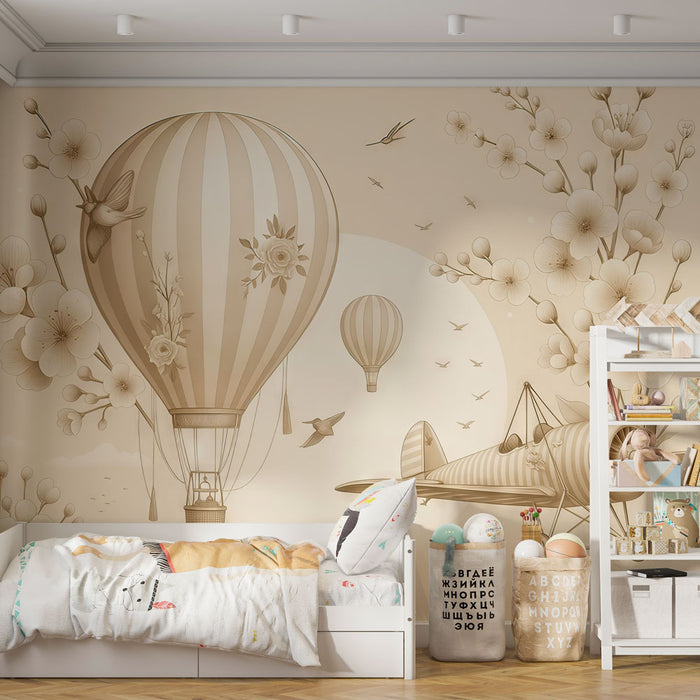 Une chambre d'enfant avec un papier peint illustrant des montgolfières et des fleurs délicates dans des teintes beige et crème, créant une ambiance douce et rêveuse.