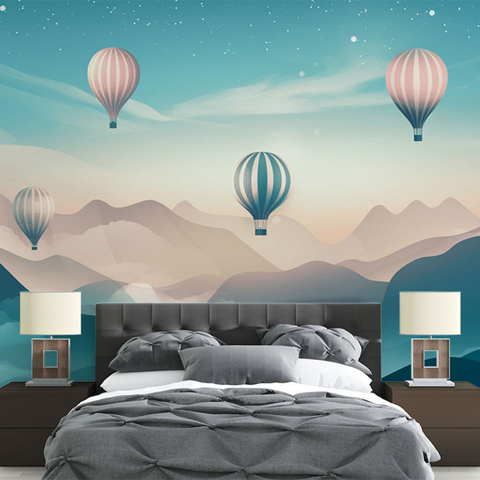 Une chambre moderne avec un papier peint représentant des montgolfières colorées sur fond de montagnes pastel, créant une atmosphère rêveuse et apaisante.