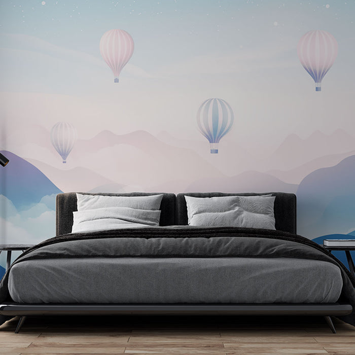 Une chambre moderne avec un papier peint pastel représentant des montgolfières flottant au-dessus de collines douces, créant une atmosphère rêveuse et apaisante.