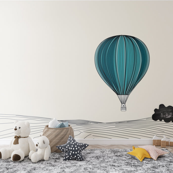 Une chambre d'enfant avec un papier peint illustrant une montgolfière turquoise stylisée sur un fond clair, créant une ambiance ludique et rêveuse.