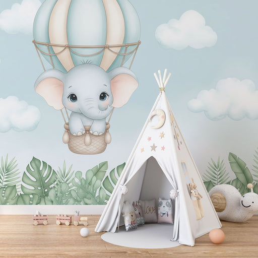 Une chambre d'enfant avec un papier peint illustrant un éléphant mignon dans un ballon dirigeable sur fond bleu clair, créant une atmosphère douce et ludique.