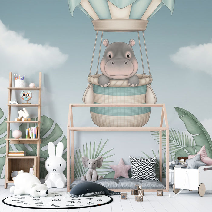 Une chambre d'enfant avec un papier peint ludique représentant un hippopotame dans un ballon dirigeable, créant une atmosphère joyeuse et imaginative.